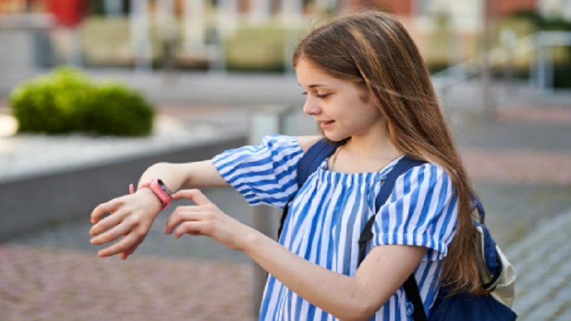 How Smart Watches Can Teach Kids Responsibility in Simple Ways?